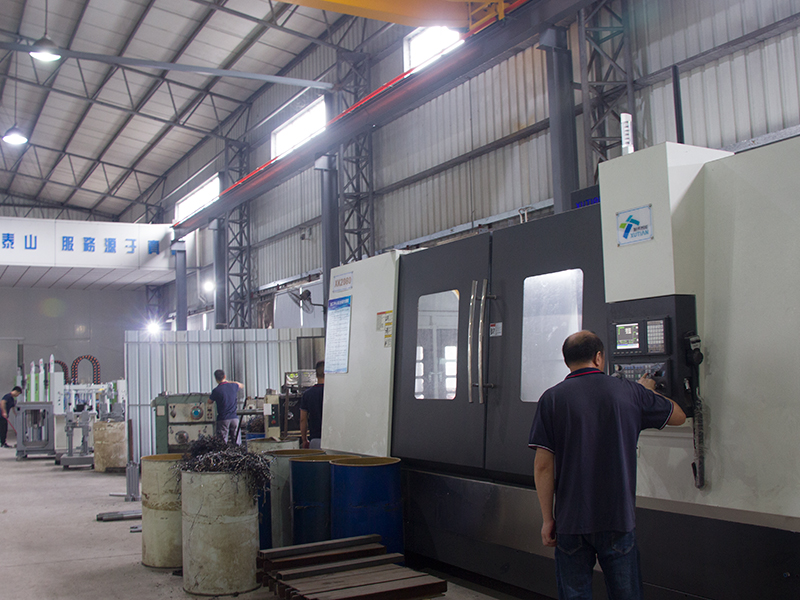 液態(tài)硅膠機(jī)生產(chǎn)車(chē)間